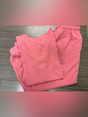 New 💗 Pink Soft & Stretchy Scrub Set (Size 2XL) 💗